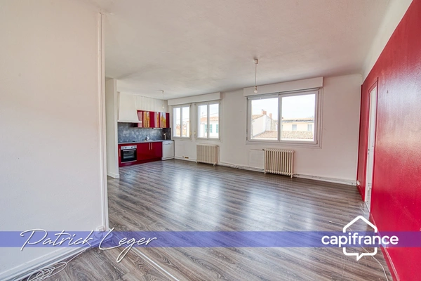 Immeuble de rapport de 160 m², avec local commercial au rez-de-chaussée, appartement T4 à l’étage, à 20 minutes à pied de la gare de La Rochelle. 