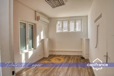 Immeuble de rapport de 160 m², avec local commercial au rez-de-chaussée, appartement T4 à l’étage, à 20 minutes à pied de la gare de La Rochelle. 