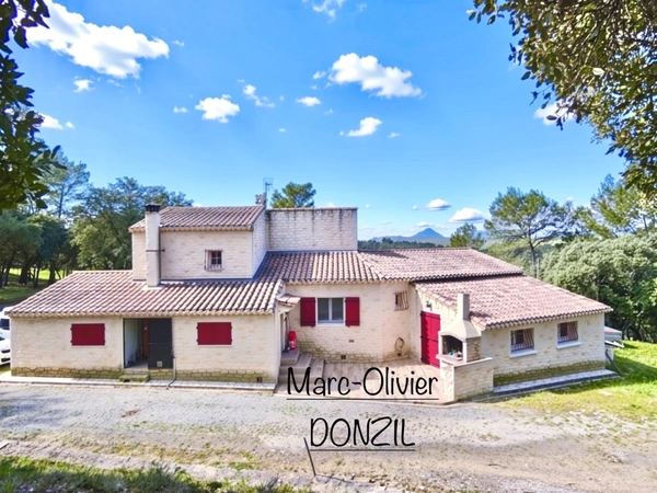 VILLA VACQUIÈRES VUE PANORAMIQUE