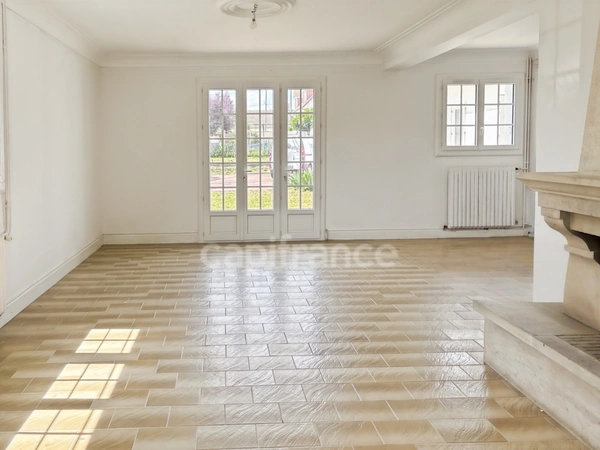IDEAL INVESTISSEUR Immeuble avec local commercial à vendre SAVIGNE L'EVEQUE (72) 