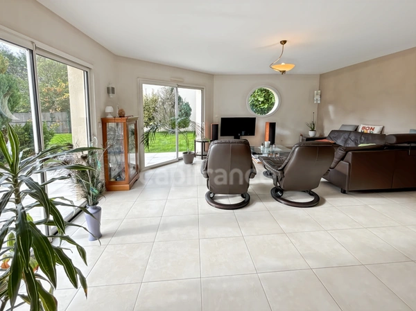 Maison à vendre 7 pièces CHANGE (72) avec piscine