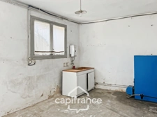 Maison à renover avec fort potentiel, cour et garage