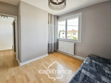 Maison avec 3 chambres, garage et jardin, proches commerces et écoles