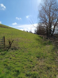Terrain agricole sur 6 hectares, bois, source, compteur d'eau, clos, abri animaux, chevaux....