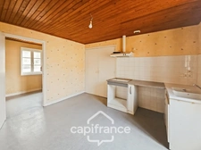 Maison en pierre au coeur du village de Montjoi 