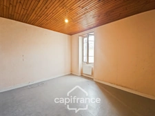 Maison en pierre au coeur du village de Montjoi 