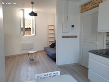 Studio meublé refait à neuf, proche gare, fac, ifps, bus de ville dans immeuble sécurisé