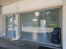 Local commercial / bureaux de plain pied, grande vitrine, facilité pour se garer
