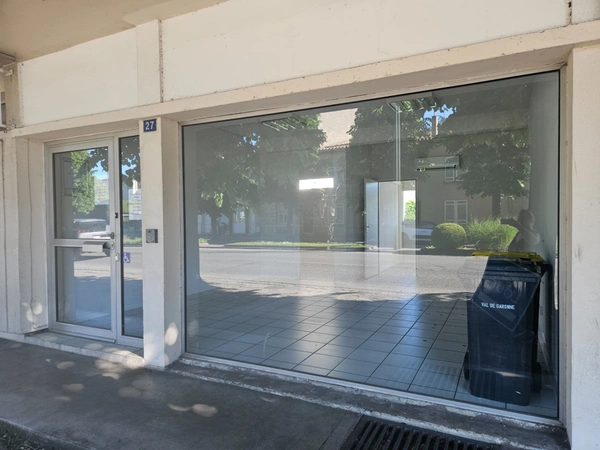 Local commercial / bureaux de plain pied, grande vitrine, facilité pour se garer