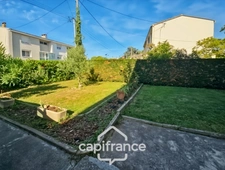 Maison avec 3 chambres, garage et jardin, proches commerces et écoles