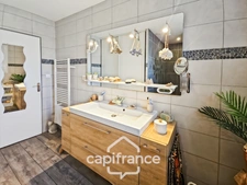 Maison en pierre, 4 chambres, garage, jardin piscine et puits