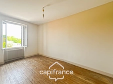 Maison à renover avec fort potentiel, cour et garage