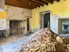 Maison en pierre à rénover avec fort potentiel en plein cœur de Puymirol