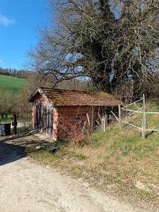 Terrain agricole sur 6 hectares, bois, source, compteur d'eau, clos, abri animaux, chevaux....