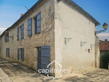Maison en pierre au coeur du village de Montjoi 