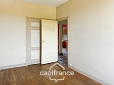 Maison à renover avec fort potentiel, cour et garage