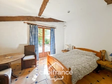 Domaine d’exception de 1,7 hectare – 470 m² habitables – Jusqu’à 20 couchages – Roulotte aménagée – Piscine – Parc arboré aux arbres centenaires