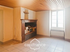 Maison en pierre au coeur du village de Montjoi 