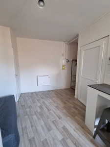 Studio meublé refait à neuf, proche gare, fac, ifps, bus de ville dans un immeuble refait à neuf