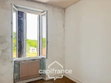 Maison à renover avec fort potentiel, cour et garage