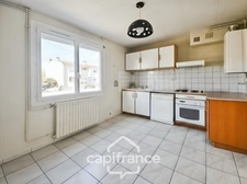 Maison avec 3 chambres, garage et jardin, proches commerces et écoles