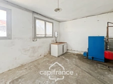 Maison à renover avec fort potentiel, cour et garage