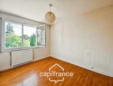 Maison avec 3 chambres, garage et jardin, proches commerces et écoles