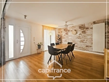 Maison en pierre pleine de charme 170 m², 4 chambres, un bureau, jardin clos, commodités et bus à pied