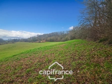 Prairie, terrain de 2.3 hactares avec source