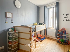 Charmante maison de village avec mur en pierre, 3 chambres, garage, jardin