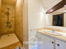 Domaine d’exception de 1,7 hectare – 470 m² habitables – Jusqu’à 20 couchages – Roulotte aménagée – Piscine – Parc arboré aux arbres centenaires