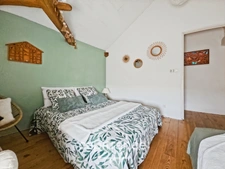 Maison en pierre, 4 chambres, garage, jardin piscine et puits