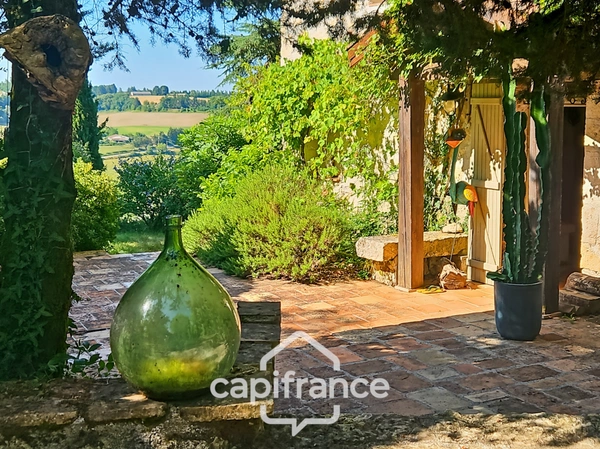 Domaine de charme, 1.7 hectares, 470 m² habitable, 20 couchages, roulotte, piscine, parc avec arbres centenaires
