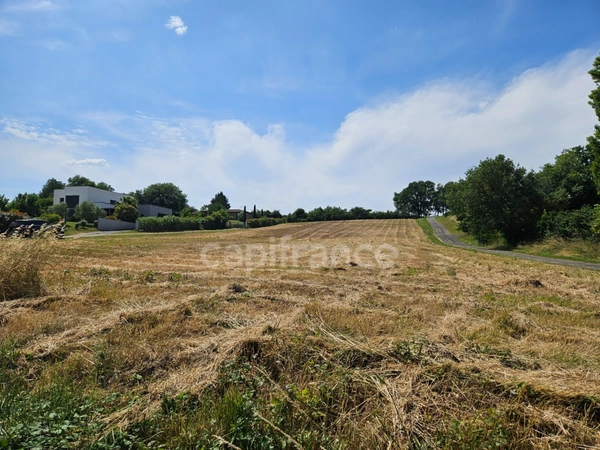 Terrain constructible 3300 m²borné,viabilisé, bel environnement,vue dégagée à 14 min de Fleurance
