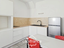 Studio en rdc refait à neuf, meublé, proche gare, fac, bus de ville dans immeuble sécurisé