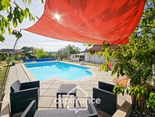 Maison en pierre, 4 chambres, garage, jardin piscine et puits