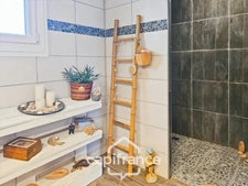Maison en pierre, 4 chambres, garage, jardin piscine et puits