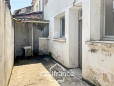 Maison à renover avec fort potentiel, cour et garage
