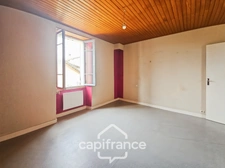 Maison en pierre au coeur du village de Montjoi 