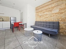 Studio en rdc refait à neuf, meublé, proche gare, fac, bus de ville dans immeuble sécurisé