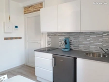 Studio meublé refait à neuf, proche gare, fac, ifps, bus de ville dans immeuble sécurisé