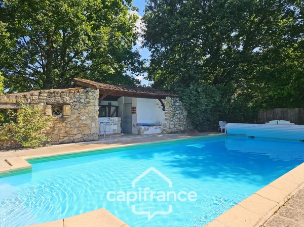 Domaine de charme, 1.7 hectares, 470 m² habitable, 20 couchages, roulotte, piscine, parc avec arbres centenaires
