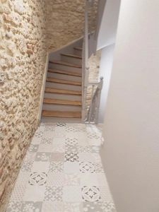 Studio meublé refait à neuf, proche gare, fac, ifps, bus de ville dans immeuble sécurisé