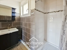 Maison avec 3 chambres, garage et jardin, proches commerces et écoles