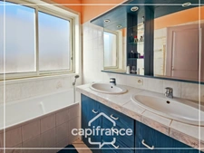 Maison familiale ou deux logements, Piscine couverte, 3 Garages, 1 atelier, Terrain clos