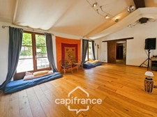 Domaine d’exception de 1,7 hectare – 470 m² habitables – Jusqu’à 20 couchages – Roulotte aménagée – Piscine – Parc arboré aux arbres centenaires