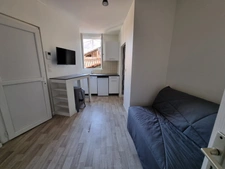 Studio meublé refait à neuf, proche gare, fac, ifps, bus de ville dans un immeuble refait à neuf