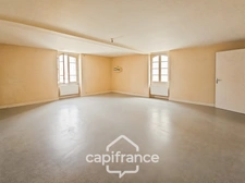 Maison en pierre au coeur du village de Montjoi 