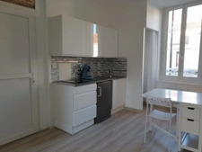 Studio meublé refait à neuf, proche gare, fac, ifps, bus de ville dans immeuble sécurisé