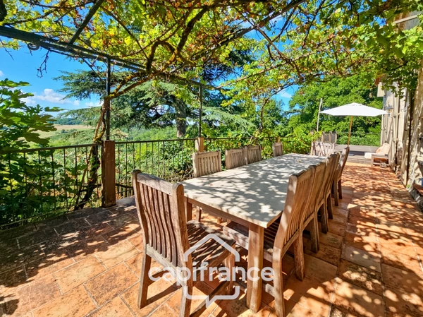Domaine d’exception de 1,7 hectare – 470 m² habitables – Jusqu’à 20 couchages – Roulotte aménagée – Piscine – Parc arboré aux arbres centenaires